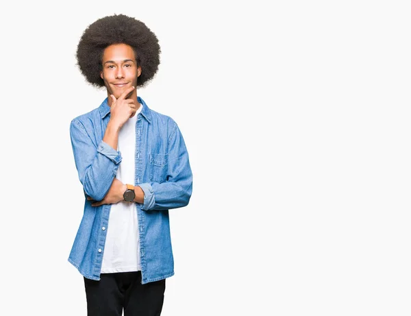 Jovem Americano Africano Com Cabelo Afro Olhando Confiante Para Câmera — Fotografia de Stock