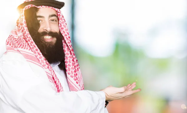Pebisnis Arab Dengan Rambut Panjang Mengenakan Syal Keffiyeh Tradisional Menunjuk — Stok Foto