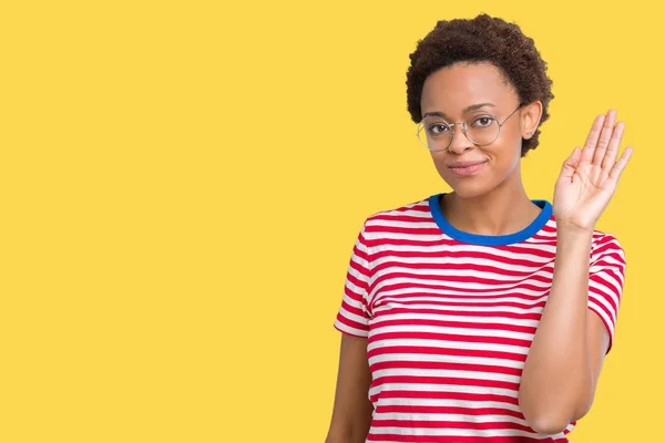 Linda Jovem Afro Americana Vestindo Óculos Sobre Fundo Isolado Waiving — Fotografia de Stock