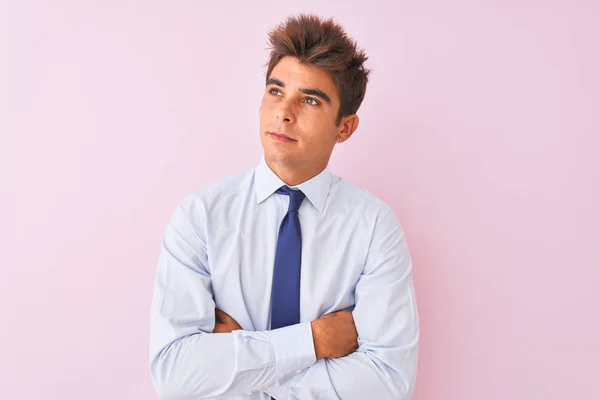 年轻英俊的商人穿着衬衫和领带站在孤立的粉红色背景 看着一边与手臂交叉相信和自信 — 图库照片