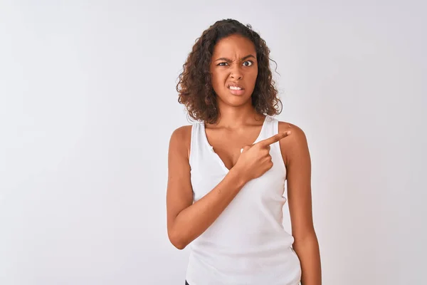 Jovem Brasileira Vestindo Camiseta Casual Sobre Fundo Branco Isolado Apontando — Fotografia de Stock