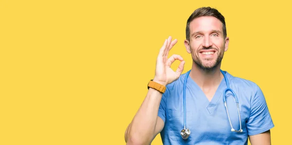 Yakışıklı Doktor Adam Izole Arka Plan Parmaklar Işaretiyle Yapıyor Olumlu — Stok fotoğraf