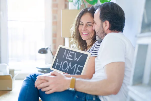 Idade média casal romântico sênior no amor sentado no apartme — Fotografia de Stock