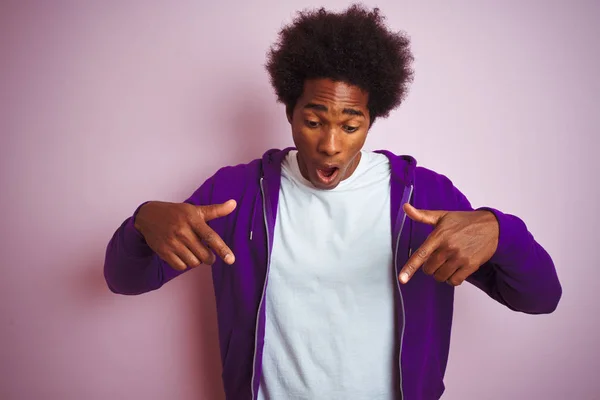 Молодий Афроамериканець Чоловік Носить Фіолетовий Толстовка Стоячи Над Ізольованою Рожевою — стокове фото