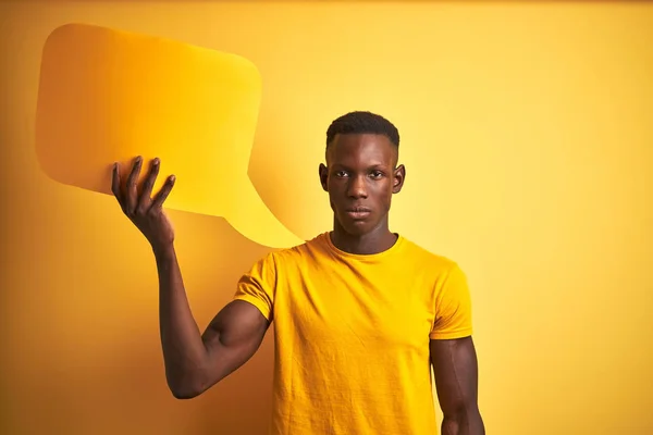 Jovem Homem Afro Americano Segurando Bolha Fala Sobre Fundo Amarelo — Fotografia de Stock
