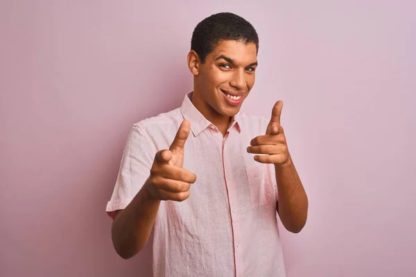 年轻的英俊阿拉伯男子穿着休闲衬衫站在孤立的粉红色背景指向相机与快乐和有趣的脸 良好的能量和氛围 — 图库照片