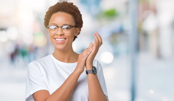 Vackra Unga Afroamerikanska Kvinnan Bär Glasögon Över Isolerade Bakgrund Klappa — Stockfoto