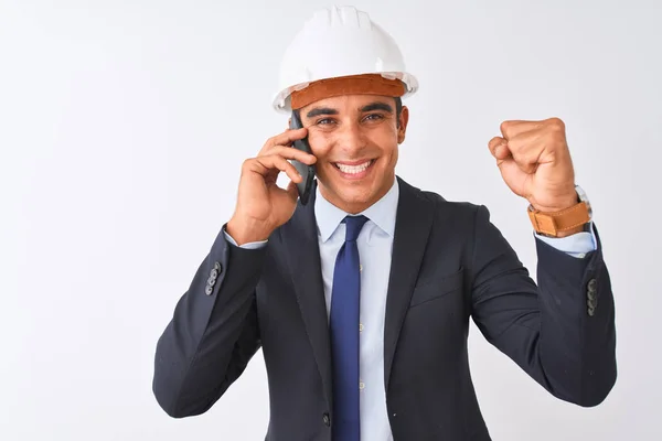 Jovem Arquiteto Homem Usando Capacete Falando Smartphone Sobre Fundo Branco — Fotografia de Stock