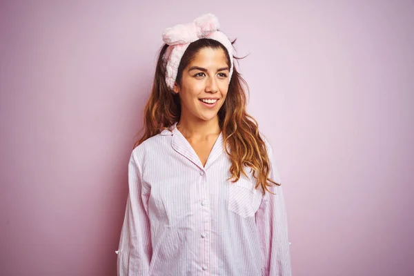 Joven Mujer Hermosa Con Pijama Pie Sobre Fondo Rosa Aislado —  Fotos de Stock