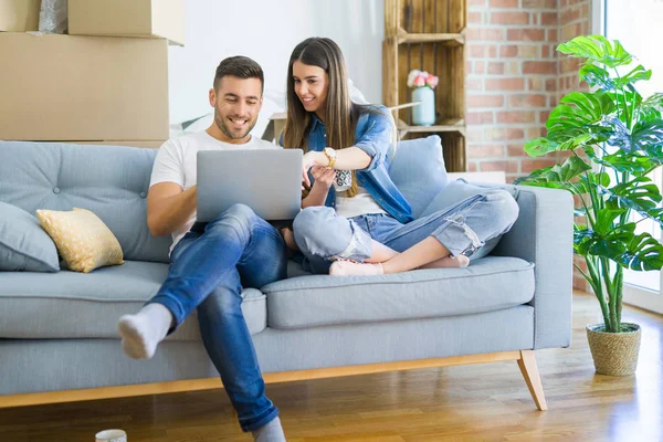 Casal Jovem Mudando Para Uma Nova Casa Relaxante Sentado Sofá — Fotografia de Stock