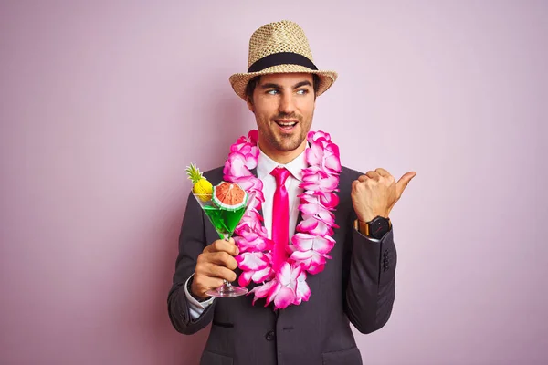 Hombre Negocios Con Traje Sombrero Hawaiano Lei Beber Cóctel Sobre — Foto de Stock