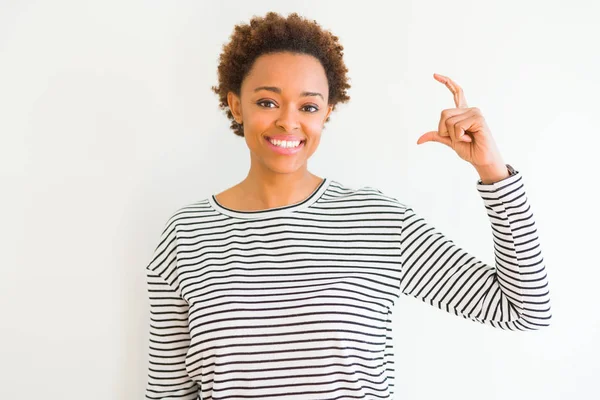 Młoda Piękna African American Kobieta Ubrana Paski Sweter Białym Tle — Zdjęcie stockowe
