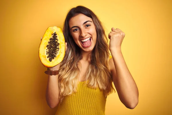 Giovane Bella Donna Che Tiene Papaya Sfondo Giallo Isolato Urlando — Foto Stock