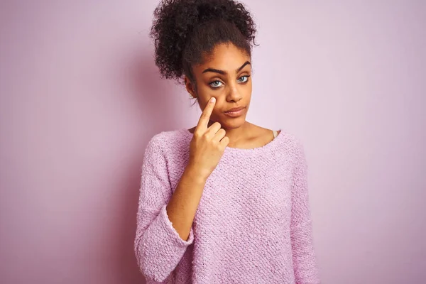 Ung Afrikansk Amerikansk Kvinna Klädd Vinter Tröja Stående Över Isolerad — Stockfoto