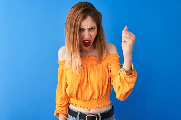 Schöne Rothaarige Frau Orangefarbenem Lässigem Shirt Die Vor Isoliertem Blauen — Stockfoto