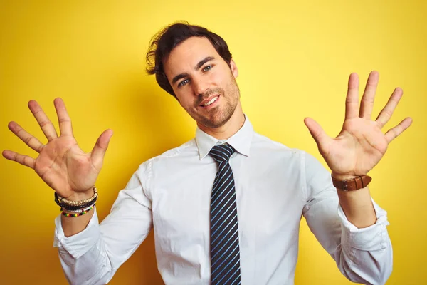 年轻英俊的商人穿着优雅的衬衫和领带在孤立的黄色背景显示和指着手指十 同时微笑自信和快乐 — 图库照片