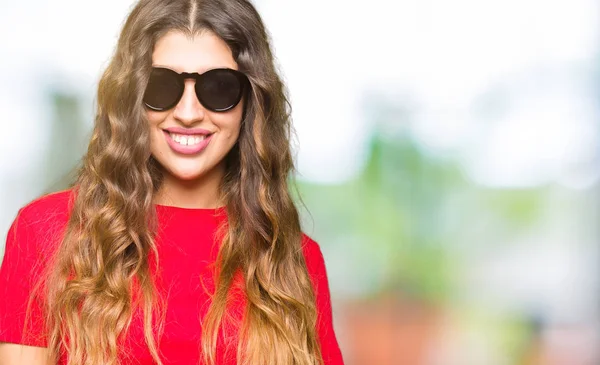 Mujer Hermosa Joven Con Camiseta Roja Gafas Sol Con Expresión — Foto de Stock