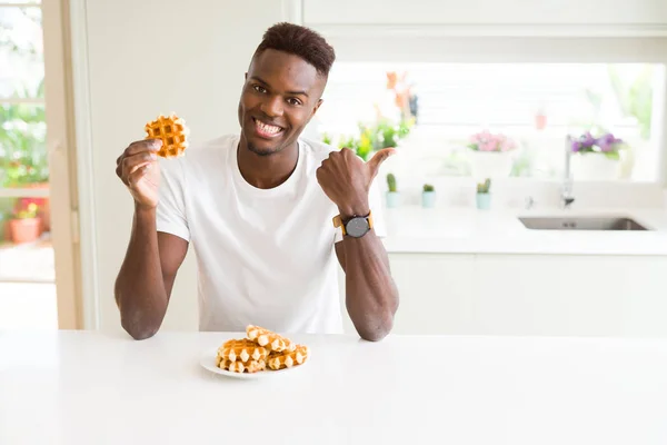 African American Man Jedzenia Słodki Belgijski Wafel Wskazując Pokazując Kciukiem — Zdjęcie stockowe