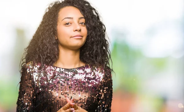 Joven Chica Hermosa Con Pelo Rizado Con Vestido Fiesta Noche —  Fotos de Stock