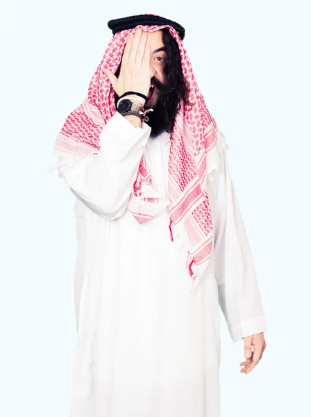 Arabský Obchodní Muž Dlouhými Vlasy Tradičním Kloboukem Zakrývající Jedno Oko — Stock fotografie
