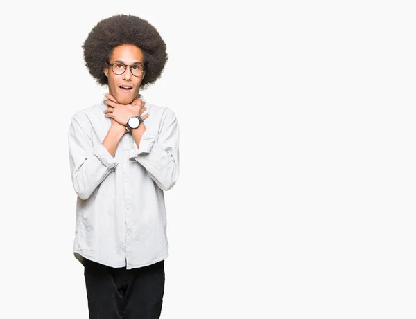 Jovem Afro Americano Com Cabelo Afro Vestindo Óculos Gritando Sufocando — Fotografia de Stock