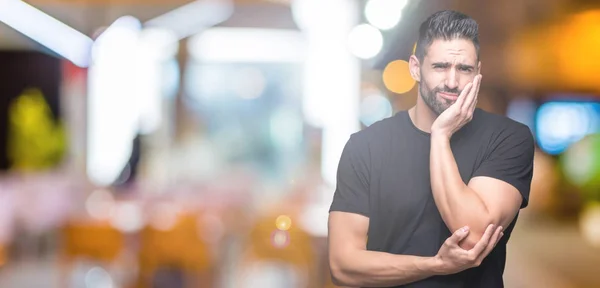 Joven Hombre Guapo Sobre Fondo Aislado Pensando Que Cansado Aburrido —  Fotos de Stock