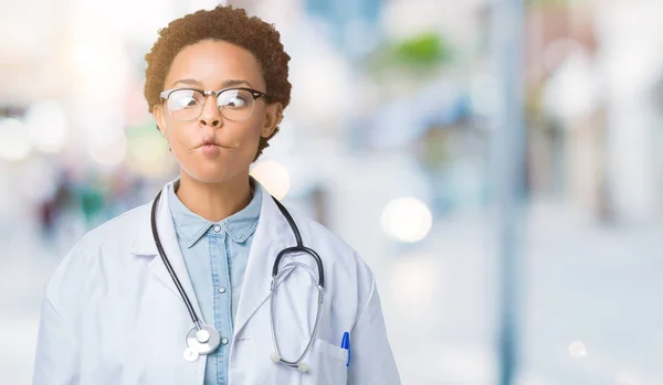 Junge Afrikanisch Amerikanische Ärztin Medizinischem Mantel Über Isoliertem Hintergrund Macht — Stockfoto
