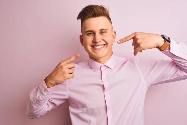 Jonge Knappe Zakenman Dragen Elegante Shirt Staande Geïsoleerde Roze Achtergrond — Stockfoto