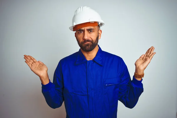 Bel Lavoratore Indiano Che Indossa Uniforme Casco Sfondo Bianco Isolato — Foto Stock