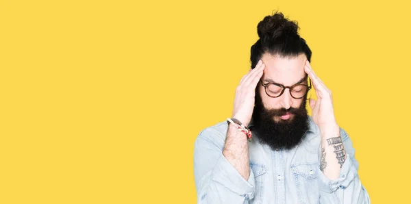 Jonge Hipster Man Met Lange Haren Baard Dragen Van Een — Stockfoto