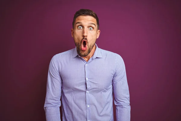 Jovem Homem Negócios Vestindo Camisa Elegante Sobre Roxo Isolado Fundo — Fotografia de Stock