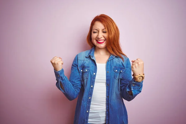 Youg Schöne Rothaarige Frau Jeanshemd Steht Über Isoliertem Rosa Hintergrund — Stockfoto