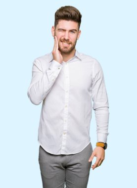 Diş ağrısı veya dişlerde dişlerle ilgili hastalık nedeniyle ağız acı ifadesi ile el ile dokunmak genç yakışıklı iş adamı. Diş hekimi kavramı.