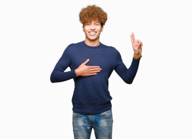 Afro saç ile genç yakışıklı adam göğüs ve parmaklarda el ile küfür, bir sadakat vaat yemini yapma