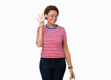 Güzel genç Afro-Amerikan kadın gözlük gösterilen ve parmakları ile işaret izole arka plan üzerinde dört kendinden emin ve mutlu gülümseyerek iken numara.