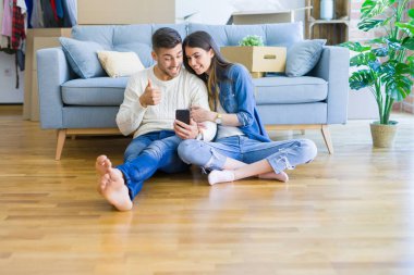  yeni bir eve taşındığı için mutlu aşk gülümseyerek