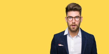 Korkuyor ve şok sürpriz ifade, korku ve heyecan yüz ile gözlüklü genç yakışıklı iş adamı.