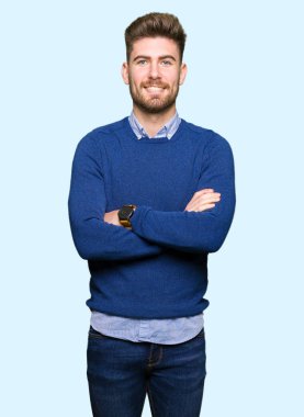 Genç yakışıklı bussines mutlu yüz çapraz kollu kameraya bakarak gülen adam. Olumlu bir kişi.