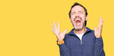 Orta yaş yakışıklı adam kızgın ve silah ile başarı için deli kutluyor kazak giyen kaldırdı ve heyecanlı çığlık gözler kapalı. Kazanan kavramı