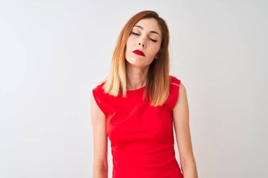 Izole beyaz arka plan üzerinde duran zarif kırmızı elbise giyen Redhead iş kadını uykulu ve yorgun görünümlü, yorgunluk ve akşamdan kalma için yorgun, sabah tembel gözleri.