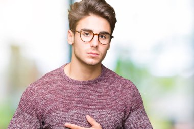 Yakışıklı delikanlı üzerinde gözlük takan izole mide üzerinde el ile arka plan çünkü hazımsızlık, ağrılı hastalık hasta hissediyor. Ağrısı kavramı.