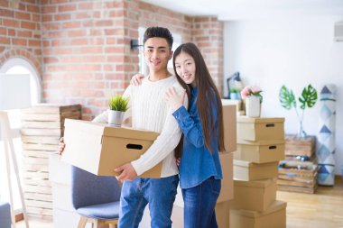 Güzel genç Asya çift seyir mutlu ve Smiling heyecanlı Moving için bir yeni ev