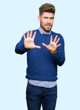 Genç yakışıklı Bussines adam korkuyor ve korku ifadesi ile korkmuş elleri ile jest durdurmak, şok bağırarak. Panik konsepti.