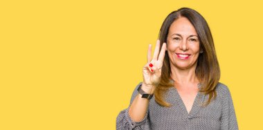 Gösterilen ve parmakları ile işaret güzel orta yaş iş kadını üçüncü ise kendinden emin ve mutlu gülümseyerek.