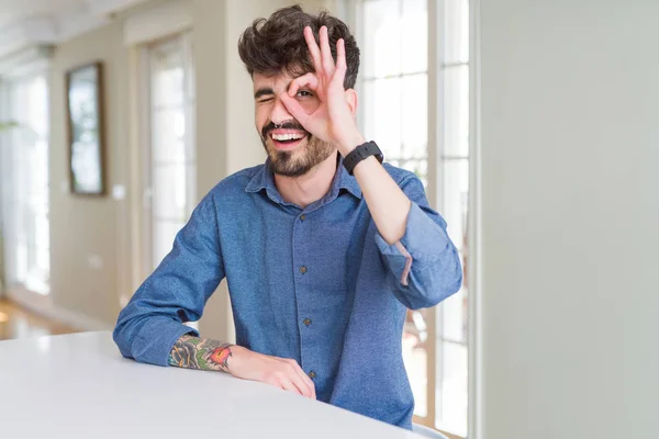 Jonge Man Dragen Casual Shirt Zittend Witte Tafel Doen Gebaar — Stockfoto