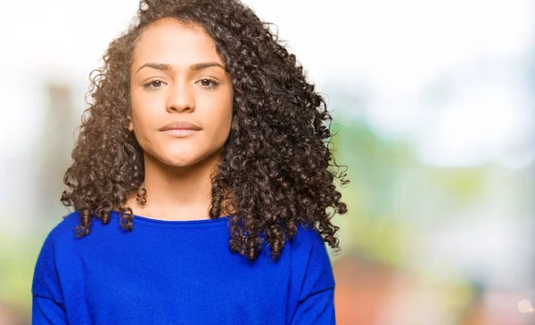 Mujer Hermosa Joven Con Pelo Rizado Usando Suéter Invierno Relajado — Foto de Stock