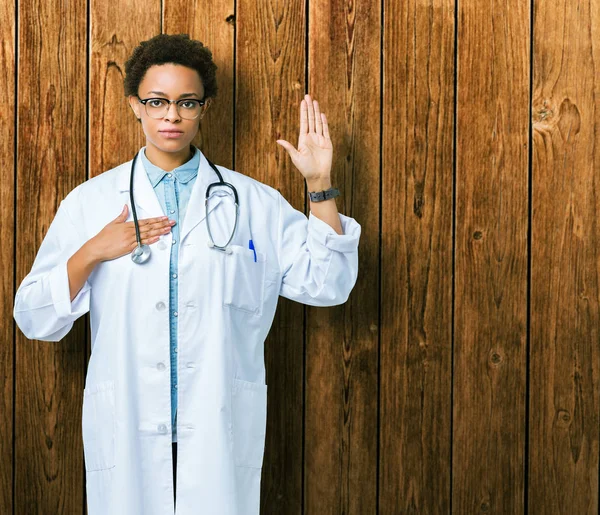 Fiatal Afro Amerikai Orvos Visel Orvosi Kabát Mint Elszigetelt Háttér — Stock Fotó