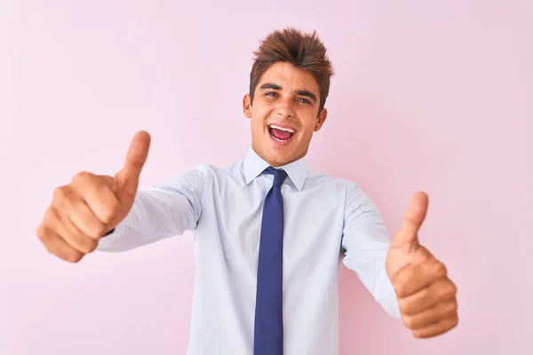 셔츠와 넥타이를 분홍색 서있는 사업가는 손으로 긍정적 제스처를하고 손가락으로 미소를 — 스톡 사진