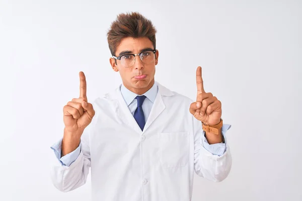 Giovane Uomo Sciencist Bello Indossare Occhiali Cappotto Sfondo Bianco Isolato — Foto Stock