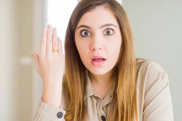 Hermosa Joven Que Muestra Anillo Alianza Mano Asustada Shock Con — Foto de Stock